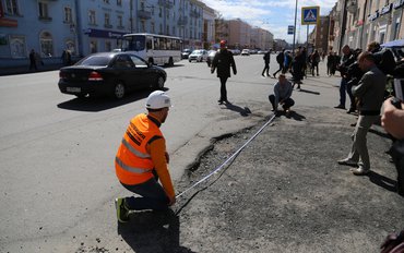 Длины пятиметровой рулетки не хватило, чтобы измерить яму на гарантийной дороге в центре Петрозаводска
