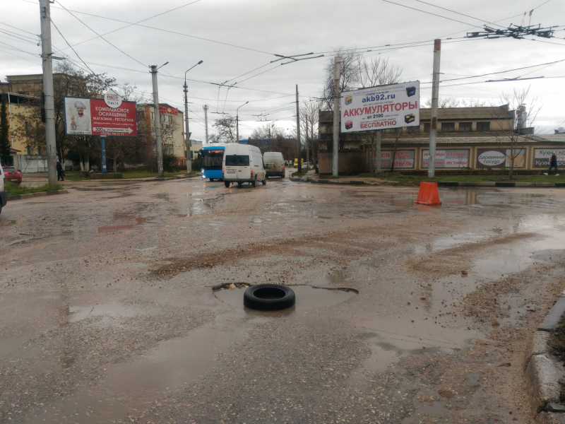 В Севастополе общественники передали дорожникам список аварийных участков, требующих неотложного ремонта