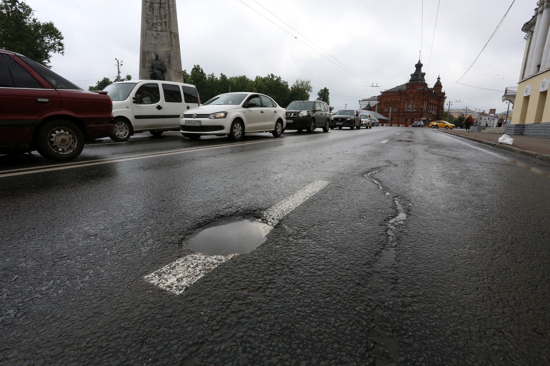 Владимир: разметка по ямам в центре и нерегулируемые пешеходные переходы через шесть полос движения