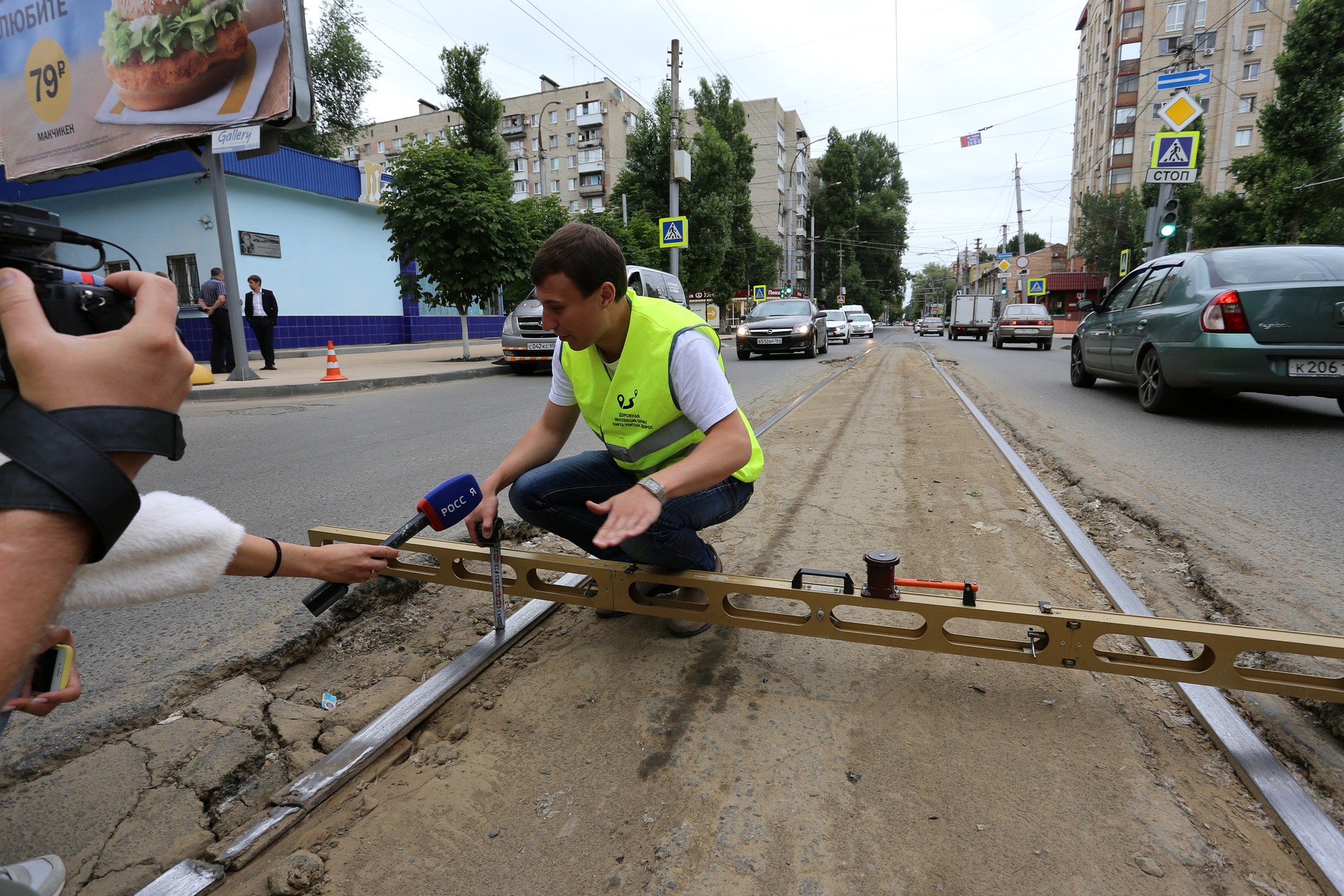 Дорожная инспекция ОНФ в Саратове: несогласованность дорожных и коммунальных служб – много перекопов и проваленных люков