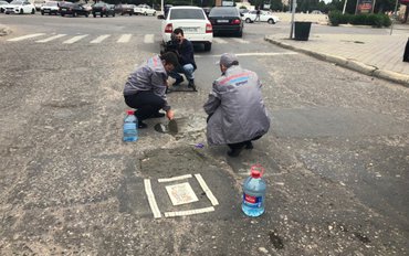 В Дагестане активисты привлекли внимание властей к плохим дорогам, уложив в ямы мозаику