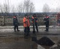 вечно разбитый участок Вишерской улицы от Пушкинской улицы до Первомайской улицы в поселке Шушары. Способ ремонта дороги  и причина её постоянной разбитости представлен на фото.