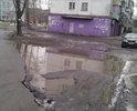 Дорога не соответствует ГОСТ Р50597-93, не имеет системы водоотведения, отсутствуют бордюры, нет тротуаров, нет дорожных знаков, нет пешеходных переходов, не очищается от снега.