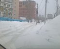 По дороге ходят жители многоэтажек N 15 и 14 ул. Закаменский микрорайон., плюс частный сектор. Дорога единственная, по которой можно дойти до остановок общественного транспорта. Это сотни людей ежедневно. Как видно на фото, поставили бетонный столб, сузили проезжую часть на несколько метров, пешеходная дорожка не чистится, не посыпается, в результате люди скатываются прямо под колеса автомобилей, как по склону горы. Движение автомобилей интенсивное, много грузовиков, строители, снег на снегоотвал возят и т.д. Частые аварии, просто чудо, что еще никого не задавили из пешеходов.
Необходимо:
1-Устранить сужение проезжей части, передвинув столб на несколько метров.
2-Выровнять и оградить пешеходную дорожку, чтобы люди не скатывались под колеса проезжающих автомобилей.