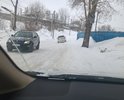 По дороге ходят жители многоэтажек N 15 и 14 ул. Закаменский микрорайон., плюс частный сектор. Дорога единственная, по которой можно дойти до остановок общественного транспорта. Это сотни людей ежедневно. Как видно на фото, поставили бетонный столб, сузили проезжую часть на несколько метров, пешеходная дорожка не чистится, не посыпается, в результате люди скатываются прямо под колеса автомобилей, как по склону горы. Движение автомобилей интенсивное, много грузовиков, строители, снег на снегоотвал возят и т.д. Частые аварии, просто чудо, что еще никого не задавили из пешеходов.
Необходимо:
1-Устранить сужение проезжей части, передвинув столб на несколько метров.
2-Выровнять и оградить пешеходную дорожку, чтобы люди не скатывались под колеса проезжающих автомобилей.