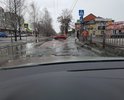 Справа на светофоре в луже огромная яма. И в принципе вся улица 22 Съезда КПСС после таяния снега и льда в огромных ямах