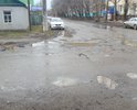 По указанной дороге водители совершают объезд центра города. Машин много, а разъехаться не могут.