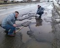 Прямо на въезде в Сасово абсолютно убитый и опасный участок! Ремонтировать надо срочно! Ямы более 10 см на мосту через реку Алешня. Ночью - это будет авария! 

#УбитыеДороги. Первый рейд активистов рязанского отделения проекта 
"Дорожная инспекция ОНФ/Карта убитых дорог" по М5 в Сасово.