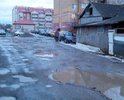 Морозовский проезд Великого Новгорода! Улица есть, а асфальта на ней никогда не было. Спасибо кому-то из СССР кусок проезда по болоту выложили бетонными плитами, а остальное- "грунтовка". И это в городе! Единственный выезд и выход на ул.Ломоносова из нового Завокзального мкр. в постоянных ямах и ухабах. Участок проезда от ул.Ломоносова до ул. Линейной, вроде должны сделать застройщики домов, а дальше, до Морозовской улицы кто будет делать? А ведь там не только авто пытаются ехать, но и школьники в школу без тротуара идут.