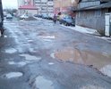 Морозовский проезд Великого Новгорода! Улица есть, а асфальта на ней никогда не было. Спасибо кому-то из СССР кусок проезда по болоту выложили бетонными плитами, а остальное- "грунтовка". И это в городе! Единственный выезд и выход на ул.Ломоносова из нового Завокзального мкр. в постоянных ямах и ухабах. Участок проезда от ул.Ломоносова до ул. Линейной, вроде должны сделать застройщики домов, а дальше, до Морозовской улицы кто будет делать? А ведь там не только авто пытаются ехать, но и школьники в школу без тротуара идут.