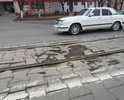 Владикавказ. Проспект Коста, Центральная улица города. По указанному на карте участку проходят трамвайные пути, по которым правилами дорожного движения разрешается передвигается автотранспорту.  Весь периметр дороги уложен тротуарной брусчаткой которая местами очень просела, местами разрушена, в результате чего образовались глубокие ямы.