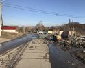 В прошлом, 2016 году здесь чинили тротуар. Видимо, не дочинили.
Помойка в центре посёлка, посреди проезжей части выглядит ужасно.