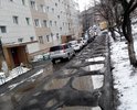 Отсутствие системы поверхностного водоотведения привело к быстрому износу асфальтового полотна - образовались многочисленные ямы. Осенью эти ямы засыпали щебенкой. Пришла весна и щебенка из ям была выбита машинами, что привело к еще большему перепаду уровня. На машинах с малым дорожным просветом езда по этой дороге как на стиральной доске - все вычистит и грязь и краску и грунтовку днища.