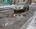 ямы и колдобины на дороге, ведущей от улицы Шолом-Алейхема во двор дома N 96