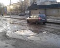 на бульваре Шмидта около супермаркета "Магнит" на правой полосе дороги образовалась огромная яма по ширине всей полосы. водителям приходится объезжать её по тротуарам, ставя под угрозу здоровье и жизнь пешеходов.