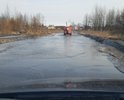 На дороге после дождя образуются огромные лужи, а под водой огромные ямы.