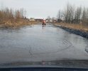 На дороге после дождя образуются огромные лужи, а под водой огромные ямы.