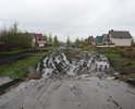 На большей части центральной улицы Цветочная в мкр."Радужный" города Тамбова не закончена укладка асфальтового полотна на автодороге и тротуаре. Дорога и тротуар попросту отсутствуют.В распутицу или после обильного дождя пройти пешком, а так же проехать на автомобиле по улице невозможно. Ежегодные письма, с жалобой на отсутствие какого либо твёрдого покрытия на данном участке дороги, в адрес администрации города, депутатов Государственной думы Российской Федерации от Тамбовской области не помогли переломить ситуацию в лучшую сторону.