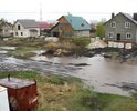 На большей части центральной улицы Цветочная в мкр."Радужный" города Тамбова не закончена укладка асфальтового полотна на автодороге и тротуаре. Дорога и тротуар попросту отсутствуют.В распутицу или после обильного дождя пройти пешком, а так же проехать на автомобиле по улице невозможно. Ежегодные письма, с жалобой на отсутствие какого либо твёрдого покрытия на данном участке дороги, в адрес администрации города, депутатов Государственной думы Российской Федерации от Тамбовской области не помогли переломить ситуацию в лучшую сторону.