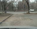 Дорожное полотно разрушено уже несколько лет, в некоторых местах автомобили цепляют за край ям днищем при проезде через них. Местное население чтобы хоть как то ездить через эти участки регулярно подсыпает в них щебень с песком, но это временные меры помогают на несколько дней и потом опять по новой.