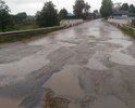 Участок возле автобусной остановки, кстати по этой дороге ездит маршрутный автобус в д. Нердашево. Улица Советская.
продолжение Советской улицы ближе к мосту, там ямы хлеще, раньше было засыпано крупным щебнем, но щас под лужами если не знаешь где какая яма, то очень плохо. и тоже никаких знаков ограничений/предупреждений, детей в селе много. (P.s.дорога ведущая на рыбалку в Бахтиярово)