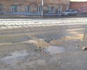 Образовалось углубление на дороге, постоянно лужа воды.