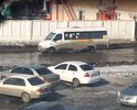 В огромную лужу проваливаются автомобили. Автомобили на данном участке движутся со скоростью не более 10 км/час. Полоса препятствий начинается от Виадука с 10-летия и продолжается до 20 лет РККА самый ад.