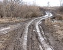 Дороги в деревню Валищево Рыбновского р-на Рязанской обл нет, это только название. В деревне проживают как старое поколение так и маленькие дети, у людей есть желание проживать в данной деревни, т.к.  до федеральной трассы 10 мин. езды и до города Рязани еще 10 мин., но добраться до населенного пункта в весенне-осеннее время и в дождливое лето просто невозможно. Обращались в Администрацию Рыбновского р-на ответ: денег в бюджете нет, 30 человек не прописано.....Максимум что администрация делает для деревни это летом пускает трактор для выравнивания дороги, но это до первого дождя, а потом все то же самое.