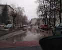 Огромные лужи в которых прячутся огромные ямы. Как и по всему городу делают ямочный ремонт несколько раз в год - толку ноль. Ямы появляются через несколько недель, плюс очередные кочки от заплаток. Ездить невозможно. Требует кап. ремонта!