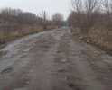 Участок дороги принадлежит городу. В прошлом году сделали отличную дорогу в дачный поселок, а этот участок, соединяющий подъездную дорогу с поселком, остался без внимания.