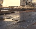 Невозможно проехать по дороге, не причинив ущерб автомобилю. Чтобы объехать ямы, автомобилисты выезжают на встречную полосу и создают аварийные ситуации.