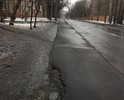 Яма (отломан асфальт) на тротуаре (ориентир - д3)