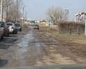 Улица, на которой находится городская больница в очень плохом состоянии. По такой дороге перевозят больных.