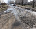 Улица, на которой находится городская больница в очень плохом состоянии. По такой дороге перевозят больных.