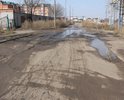 Улица, на которой находится городская больница в очень плохом состоянии. По такой дороге перевозят больных.