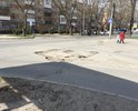 Большой дефект на съезде с ул. Дзержинского на ул. Толбухина. Отсутствие твердого покрытия по одной из полос возле теннисной академии. Дефекты покрытия возле перекрестка с ул. Морозова.