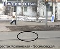 Здравствуйте. После ремонта дорожного покрытия ул. Козлёнской в сентябре-октябре 2016 года крышки колодцев гремят под колесами автомобилей. Колодцы обведены на фотографиях с указанием адреса.