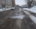 Повреждено дорожное покрытие, многократные выбоины и ямы на данном отрезке дороги