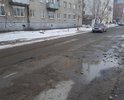 Повреждено дорожное покрытие, многократные выбоины и ямы на данном отрезке дороги