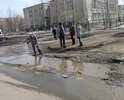 На участке образовались 2 огромные ямы. Одна из них точно была выкопана спецтехникой, скорее всего меняли трубы. Теперь автомобилисты вынуждено меняют подвески.