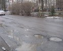 На дороге присутствуют ямы, довольно глубокие. Люди там колеса оставляют. Весь асфальт бугристый, как будто его скособочило.