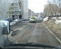 Полностью отсутствуют тротуары, дорога вся разбита, глубокие ямы в асфальте.