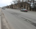 Только в прошлом году положили дорогу, но уже сейчас наблюдается крошение асфальта и образуются ямы и выбоины.