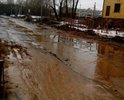 Дорога вся в огромных ямах , во многих местах нету бордюров , водители объезжают ямы по тротуару , дорогу не ремонтировали уже 3 года !!!