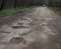 Разрушено дорожное покрытие. Практически на протяжении всей дороги ямы.