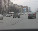 Главная дорога города в ямах и трещинах.