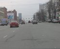 Главная дорога города в ямах и трещинах.