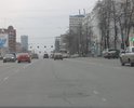 Главная дорога города в ямах и трещинах.