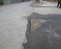 Дорога гарантийная, отремонтирована в 2016 году. На данный момент имеются дефекты (шелушение асфальта, ямы). Плохо выполнены примыкания. Имеются разрушение продольного шва на некоторых участках.