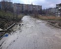 Дорога вся в глубоких ямах. В одном месте постоянно перекапывается поперёк и оставляется в таком виде. Иногда в этом месте асфальтируется на голую глину, после чего асфальт сразу разрушается. Бывает, что проехать невозможно к своему дому совершенно. Только, если на внедорожнике или грузовике.